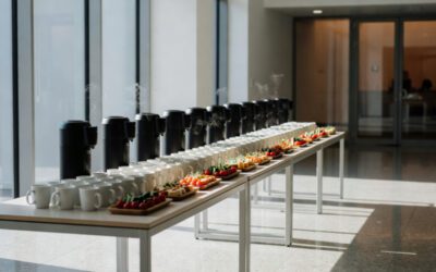 Jak zaplanować catering podczas całodniowej konferencji, by nie przerywać programu